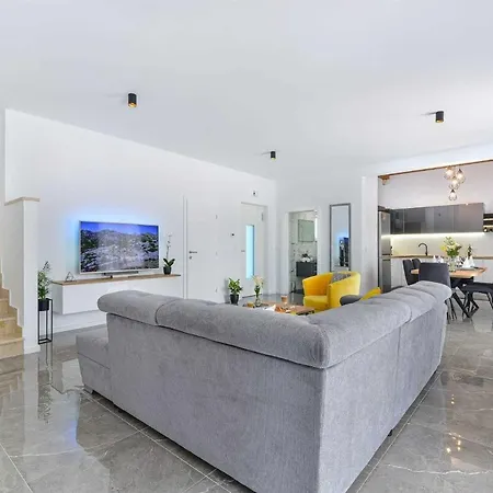 Luxury Stone Banovi With Heated Pool فينجيراك